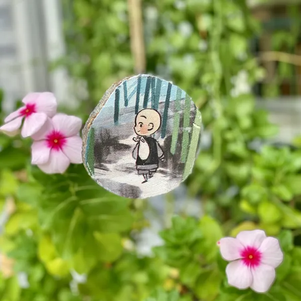 Miếng gỗ người vô sự hình chú tiểu trang trí Uống Trà để bàn treo 8-10cm-CHỮ OM