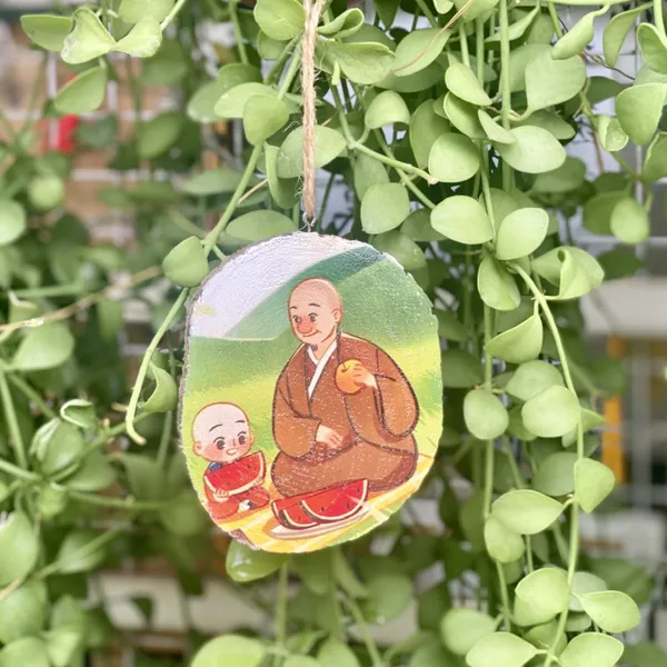 Miếng gỗ người vô sự hình chú tiểu trang trí Uống Trà để bàn treo 8-10cm-CHỮ OM