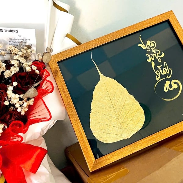 Thư pháp lá bồ đề dát vàng GIA HÒA VẠN SỰ HƯNG