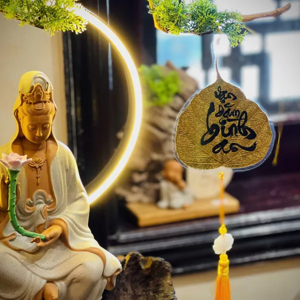 Lá bồ đề dát vàng viết tay chữ thư pháp chữ VẠN DẶM BÌNH AN  có ép plastic bảo vệ trang trí nhà cửa decor ốp lưng treo xe size lớn