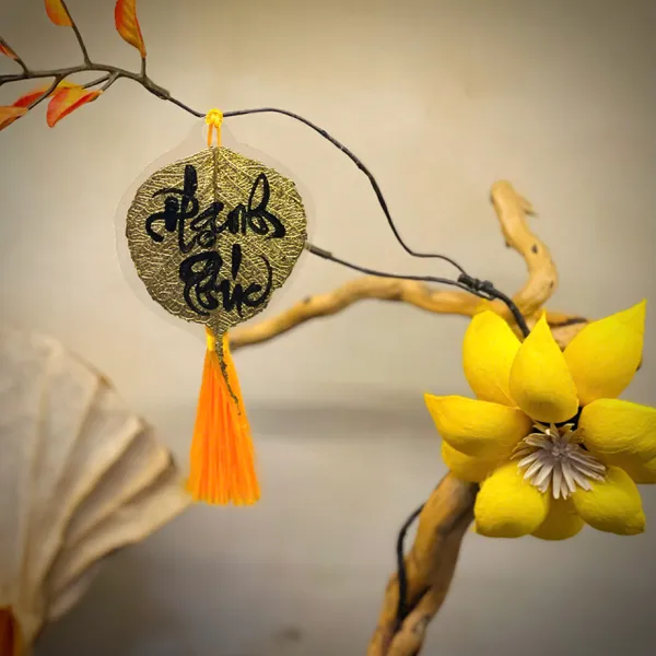 Lá bồ đề dát vàng viết tay chữ thư pháp chữ HẠNH PHÚC có ép plastic bảo vệ trang trí nhà cửa decor ốp lưng treo xe size nhỏ