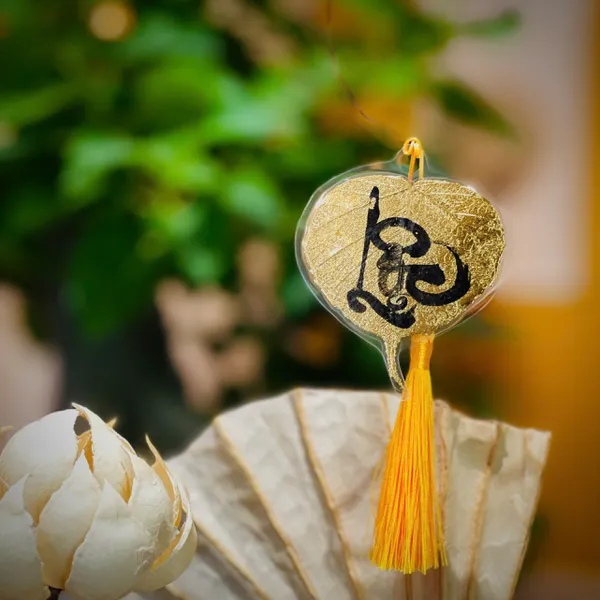 Lá bồ đề dát vàng viết tay chữ thư pháp chữ HẠNH PHÚC có ép plastic bảo vệ trang trí nhà cửa decor ốp lưng treo xe size nhỏ