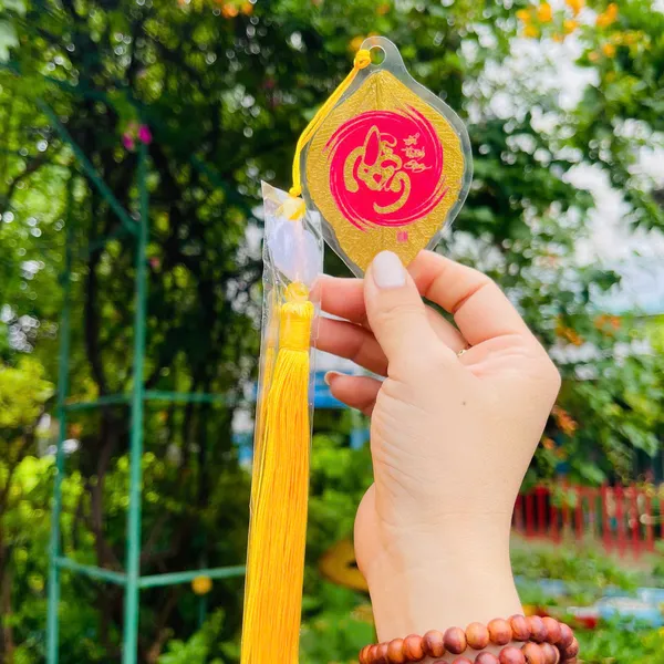 Lá Bồ Đề Dát Vàng Chữ Thư Pháp chữ NHẪN Phù Hợp Làm Treo Xe Ốp Lưng Điện Thoại Nhà Cửa