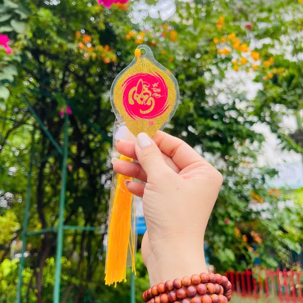 Lá Bồ Đề Dát Vàng Chữ Thư Pháp chữ NHẪN Phù Hợp Làm Treo Xe Ốp Lưng Điện Thoại Nhà Cửa