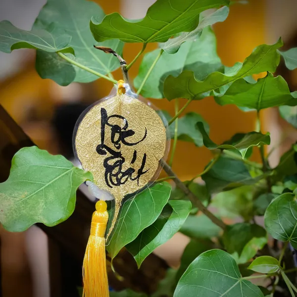 Lá bồ đề dát vàng viết tay chữ thư pháp chữ LỘC PHÁT  có ép plastic bảo vệ trang trí nhà cửa decor ốp lưng treo xe size nhỏ