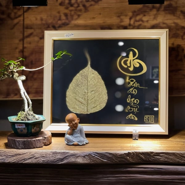 Thư pháp lá bồ đề dát vàng GIA HÒA VẠN SỰ HƯNG