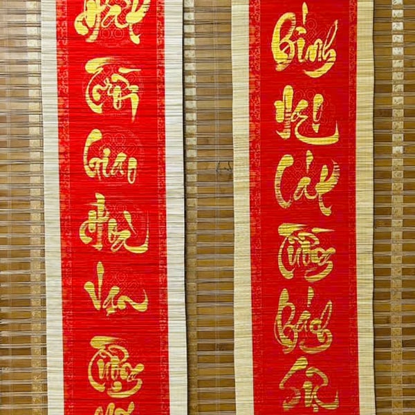 Liễn câu đối  7 chữ nền đỏ mành tre  CHÚC TẾT ĐẾN TRĂM ĐIỀU NHƯ Ý