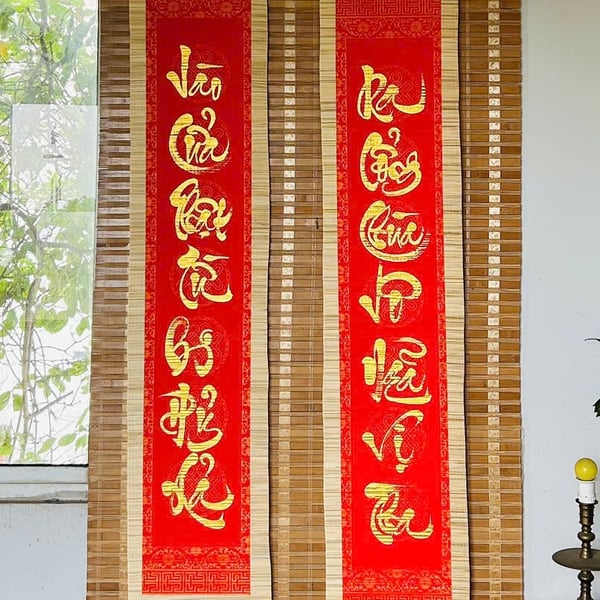 Liễn câu đối  7 chữ nền đỏ mành tre  CHÚC TẾT ĐẾN TRĂM ĐIỀU NHƯ Ý