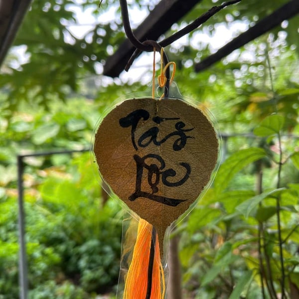 Lá bồ đề dát vàng viết tay chữ thư pháp chữ PHÚC có ép plastic 