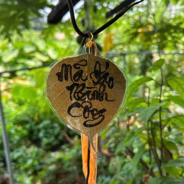 Lá bồ đề dát vàng viết tay chữ thư pháp chữ PHÚC có ép plastic 