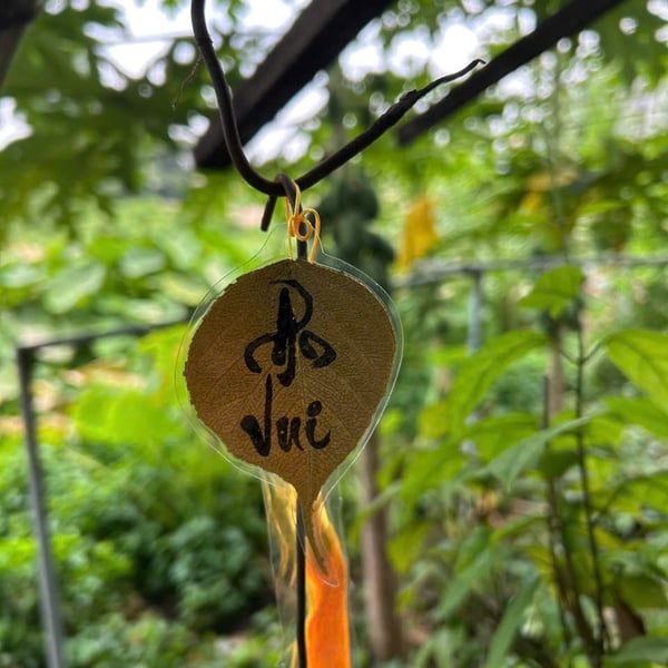 Lá bồ đề dát vàng viết tay chữ thư pháp chữ PHÚC có ép plastic 