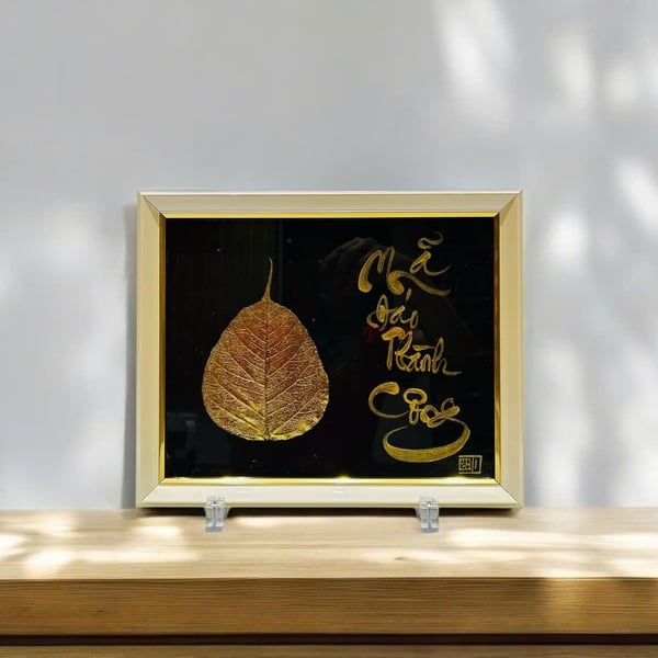 Thư pháp lá bồ đề dát vàng GIA HÒA VẠN SỰ HƯNG