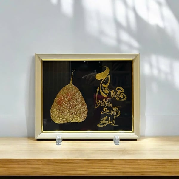 Thư pháp lá bồ đề dát vàng GIA HÒA VẠN SỰ HƯNG