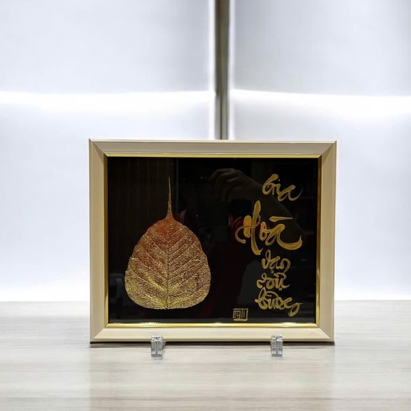 Thư pháp lá bồ đề dát vàng GIA HÒA VẠN SỰ HƯNG