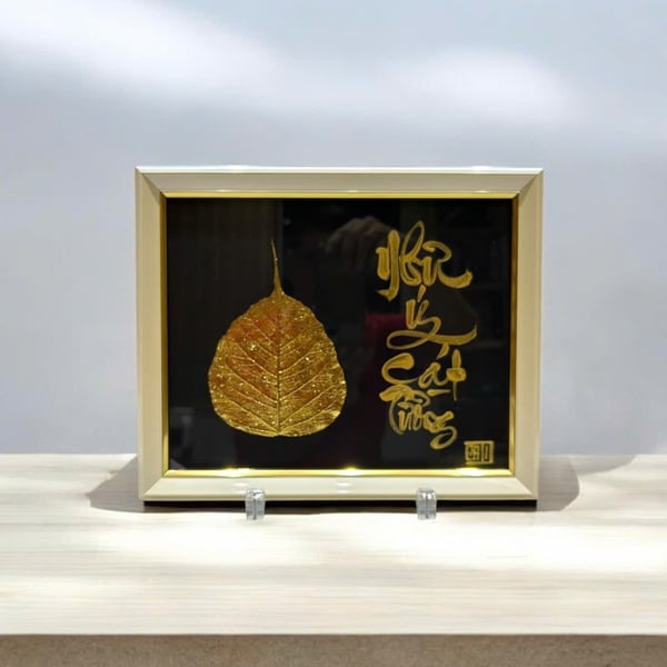 Thư pháp lá bồ đề dát vàng GIA HÒA VẠN SỰ HƯNG