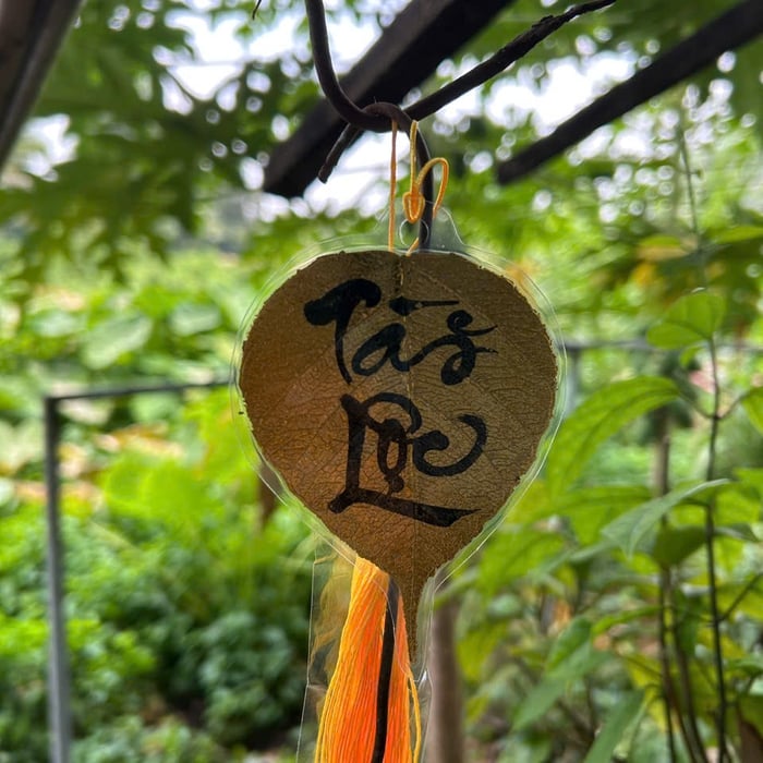 Lá bồ đề dát vàng viết tay chữ thư pháp chữ TÀI LỘC  có ép plastic 