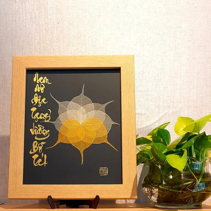 Thư pháp lá bồ đề 8 cánh chữ NAM MÔ ĐỊA TẠNG VƯƠNG BỒ TÁT