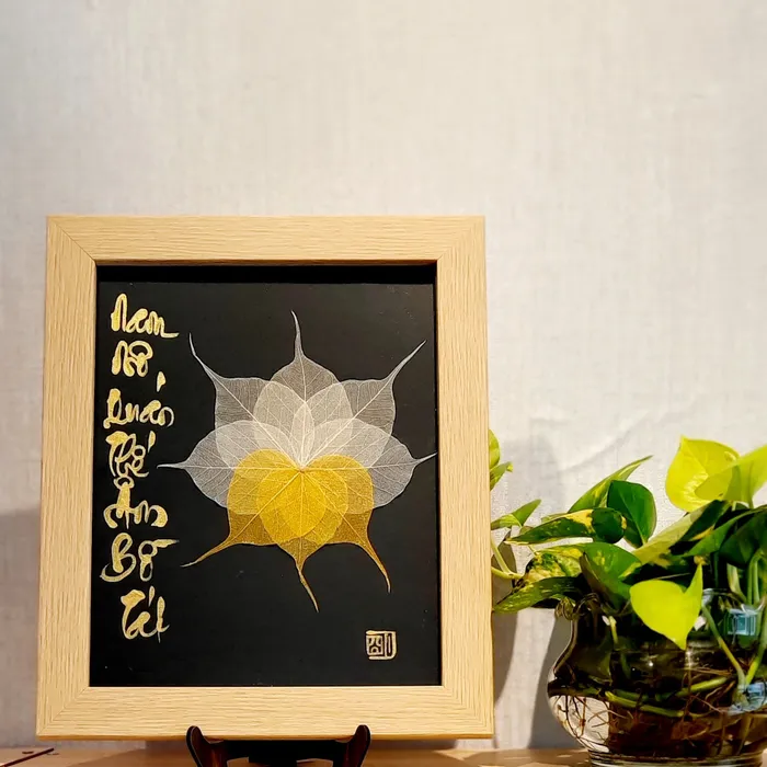 Thư pháp lá bồ đề 8 cánh chữ NAM MÔ QUAN THẾ ÂM BỒ TÁT