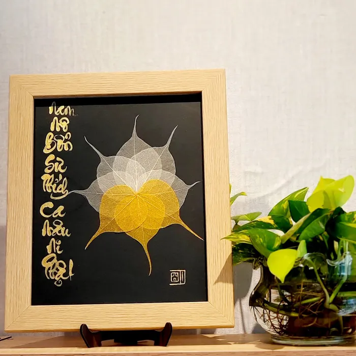 Thư pháp lá bồ đề 8 cánh chữ NAM MÔ BỔN SƯ THÍCH CA MÂU NI PHẬT