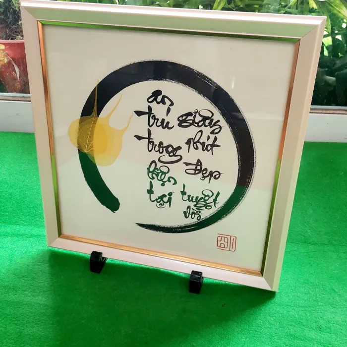 Thư pháp lá bồ đề chữ AN TRÚ TRONG HIỆN TẠI