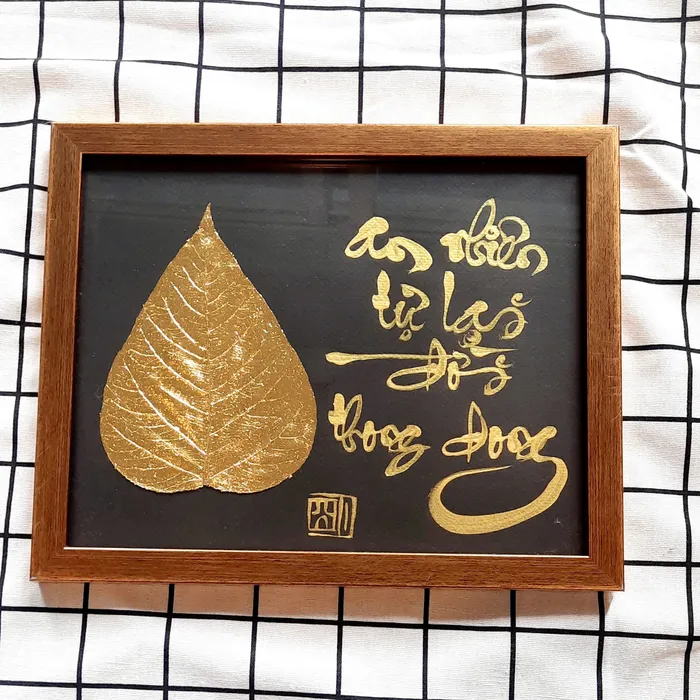 Thư pháp lá bồ đề dát vàng AN NHIÊN TỰ TẠI ĐỜI THONG DONG