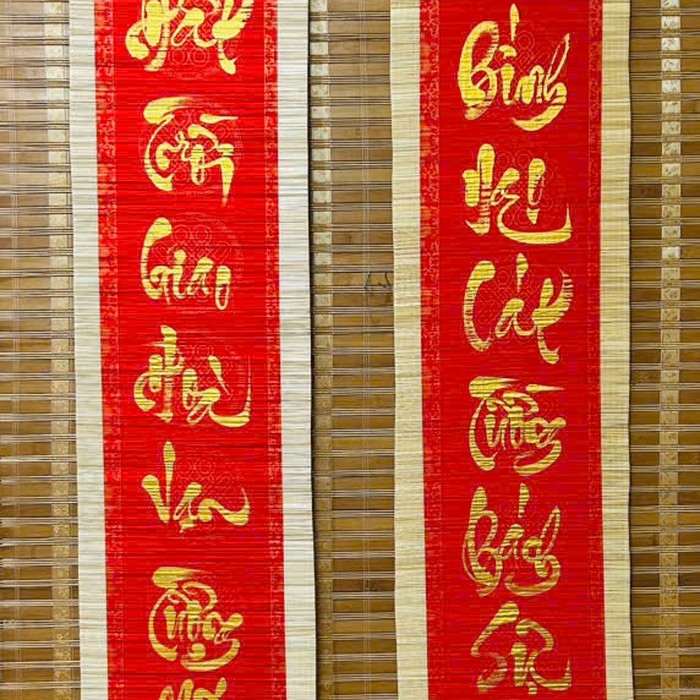 Liễn câu đối  7 chữ nền đỏ mành tre ĐẤT TRỜI GIAO HÒA VẠN TƯỢNG MỚI