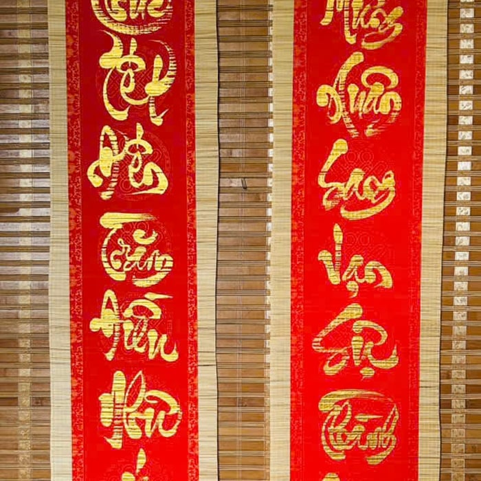 Liễn câu đối  7 chữ nền đỏ mành tre  CHÚC TẾT ĐẾN TRĂM ĐIỀU NHƯ Ý