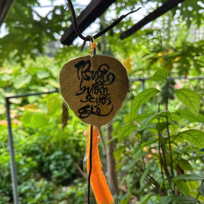 Lá bồ đề dát vàng viết tay chữ thư pháp chữ THUẬN BUỒM XUÔI GIÓ  có ép plastic