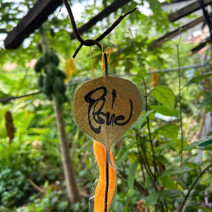 Lá bồ đề dát vàng viết tay chữ thư pháp chữ PHÚC có ép plastic 