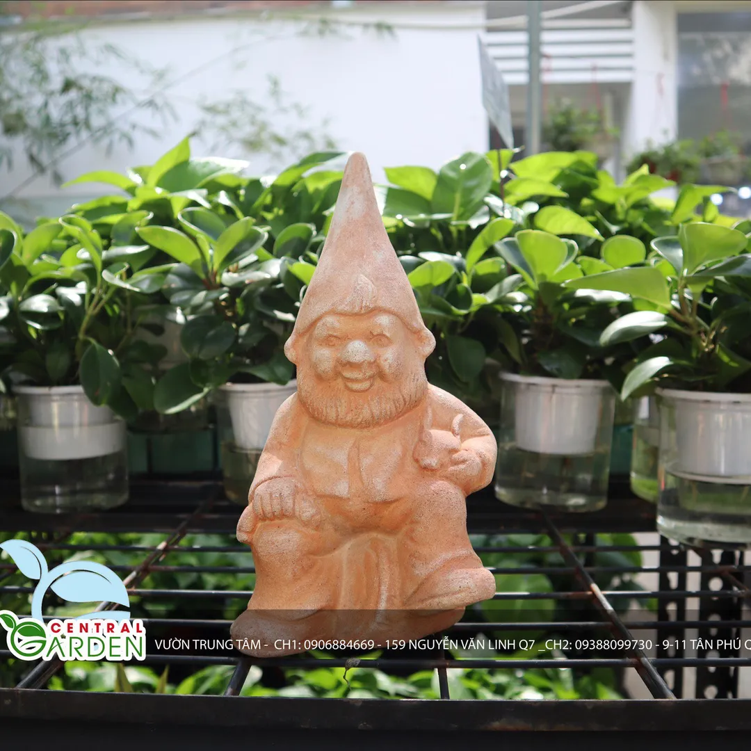 Tượng thần lùn ngồi