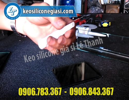 Cắt vòi keo một góc 45 độ