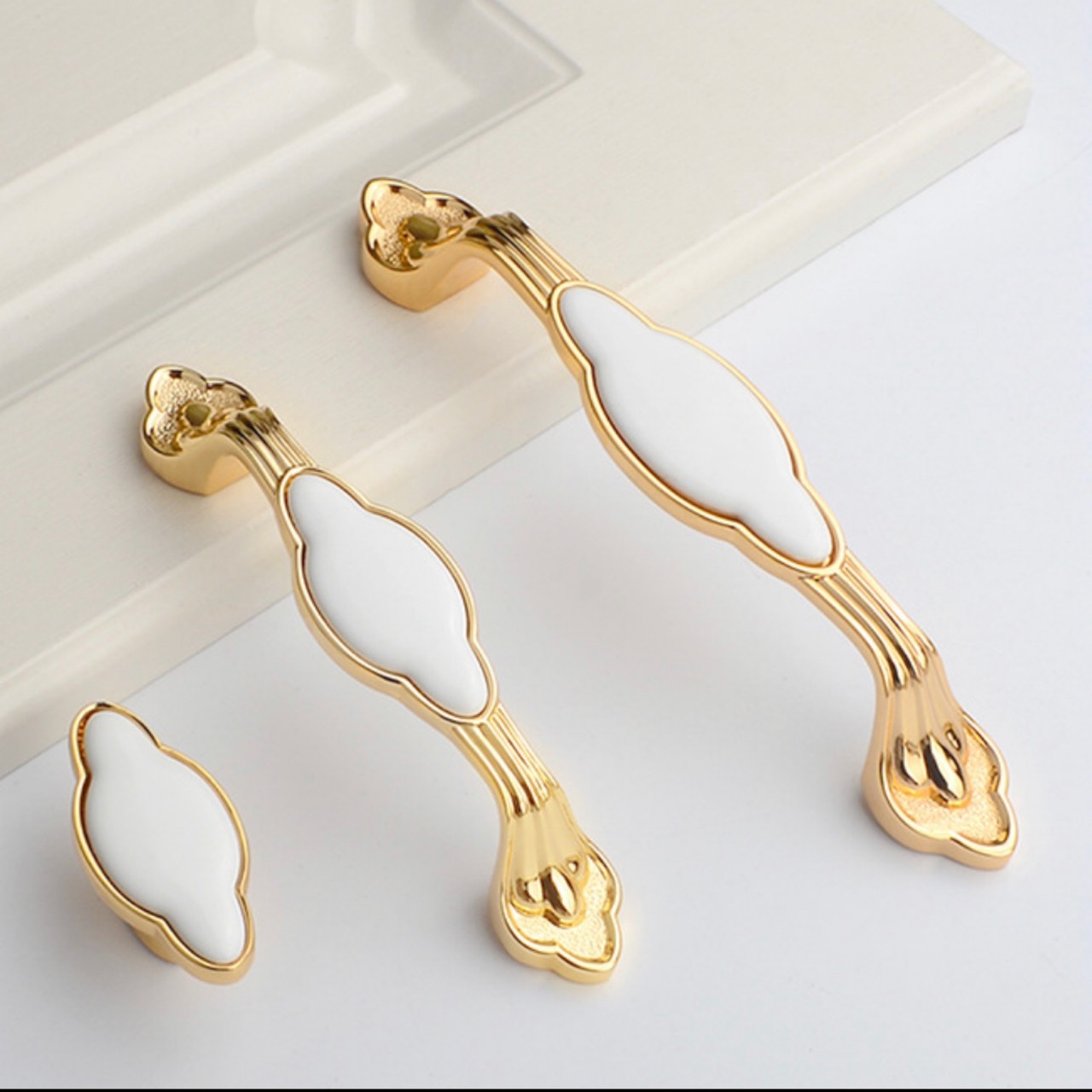 Tay nắm cổ điển bằng sứ TN1150-96 Tay nắm cổ điển bằng sứ TN1150-96