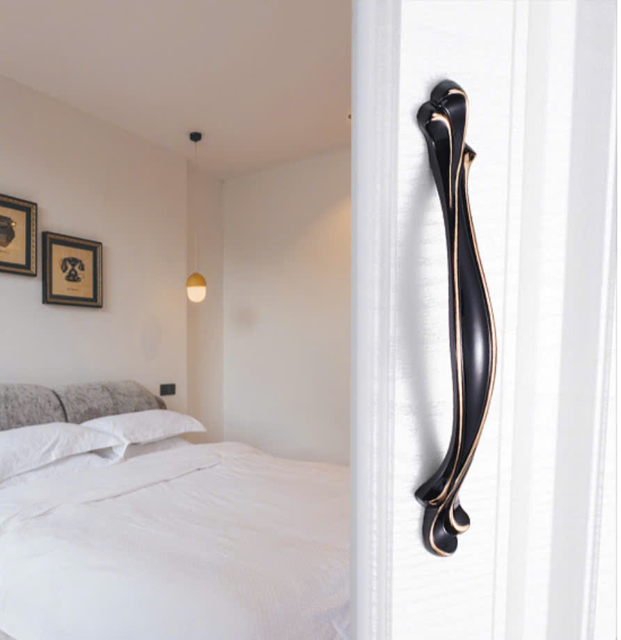 Tay nắm tân cổ điển 6648D đen viền vàng cao cấp Tay nắm tân cổ điển 6648D đen viền vàng cao cấp