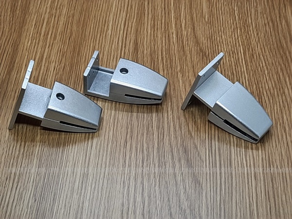 Kẹp kính vách ngăn bàn làm việc