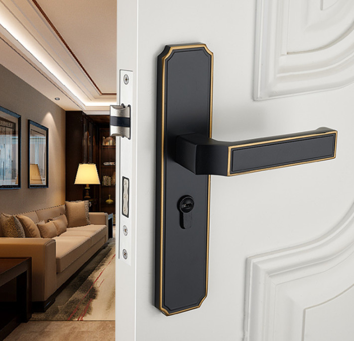 Khóa cửa màu đen viền vàng 7828 hoàn toàn phù hợp phong cách Indochine   Khóa cửa màu đen viền vàng 7828 hoàn toàn phù hợp phong cách Indochine