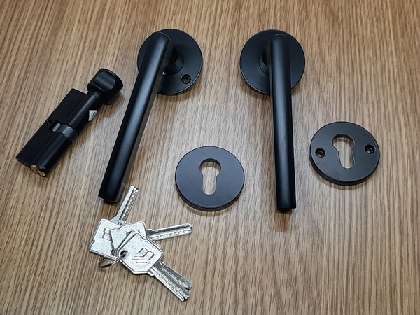 Khóa cửa tròn tay gạt màu đen có nút vặn trong Khóa cửa tròn tay gạt màu đen có nút vặn trong