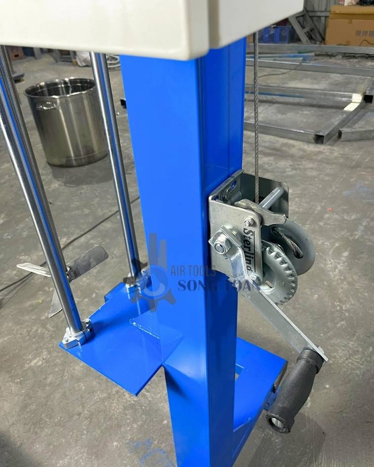 Máy khuấy hóa chất nâng hạ tay quay ròng rọc