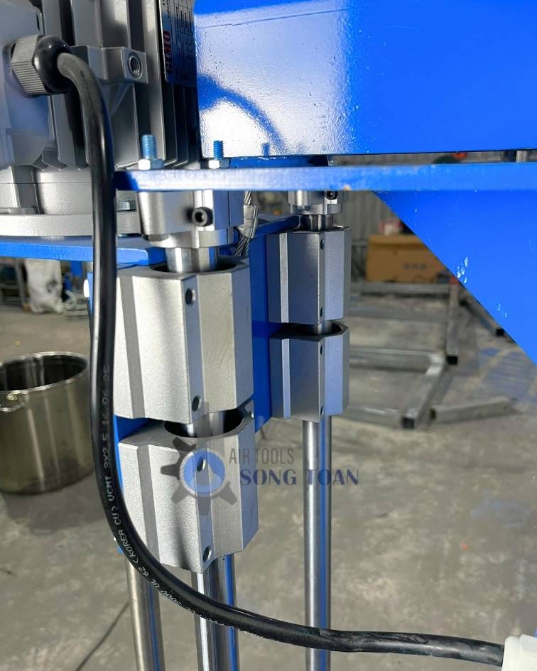 Máy khuấy hóa chất nâng hạ tay quay ròng rọc