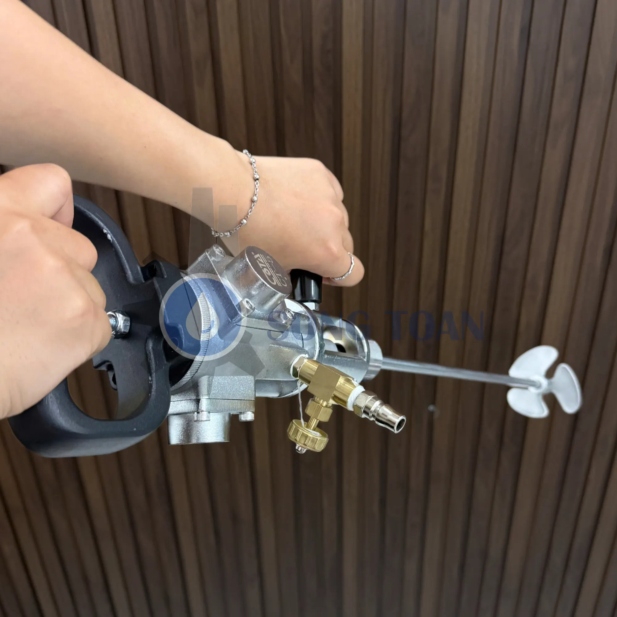 máy khuấy sơn cầm tay