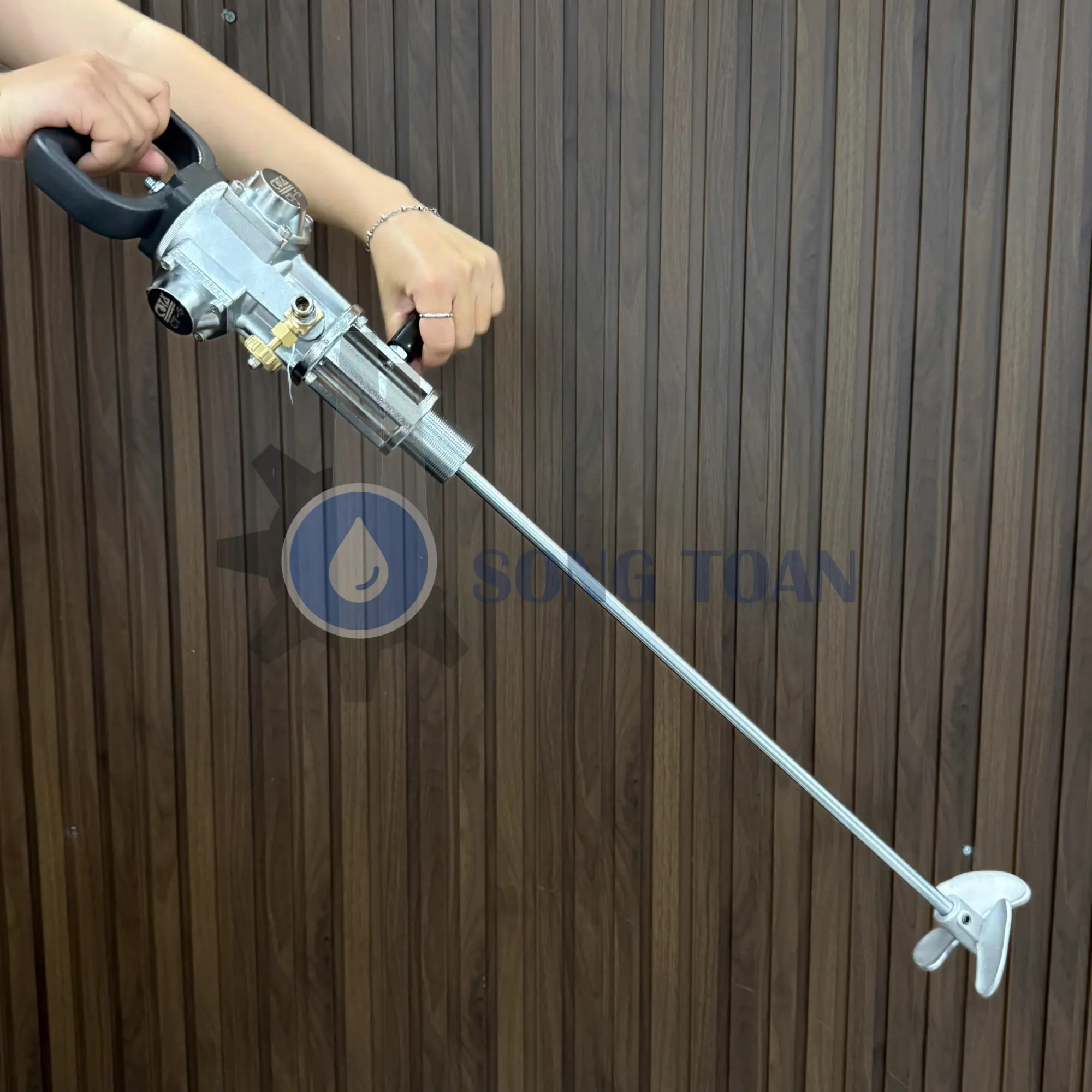 máy khuấy sơn cầm tay