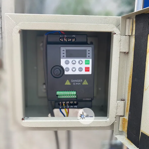 Máy Khuấy Hóa Chất Nâng Hạ Quay Tay Ròng Rọc