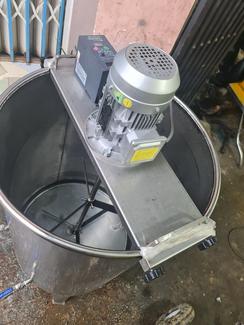 Máy khuấy gá ngang thùng