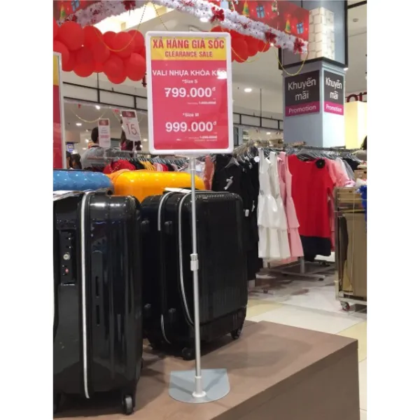 Trụ sắt gắn khung bảng giá