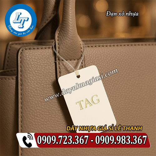 đạn xỏ nhựa treo nhãn mác trên túi xách đạn xỏ nhựa treo nhãn mác trên túi xách