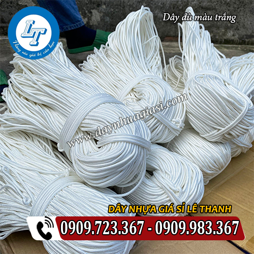 dây dù màu trắng quấn thành từng cuộn dây dù màu trắng quấn thành từng cuộn