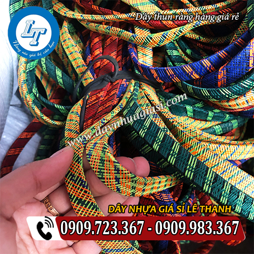 lớp vải nhiều màu quấn quanh sợi dây thun ràng hàng lớp vải nhiều màu quấn quanh sợi dây thun ràng hàng