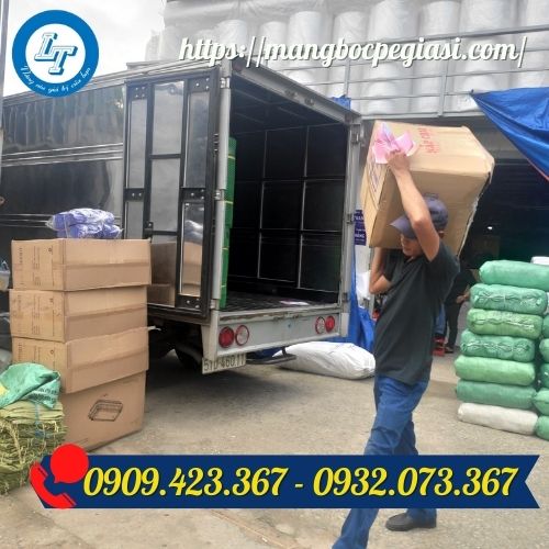 Giao thùng 12 cuộn màng ép ly cho khách Giao thùng 12 cuộn màng ép ly cho khách