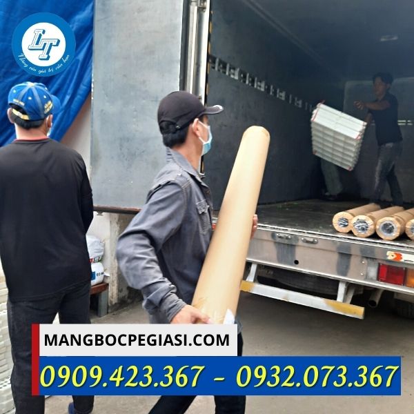 Giao màng chống trầy cho khách Giao màng chống trầy cho khách