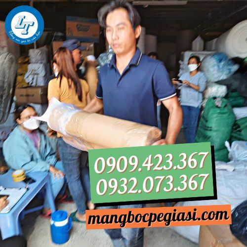 Giao cuộn màng bảo vệ cho khách Giao cuộn màng bảo vệ cho khách