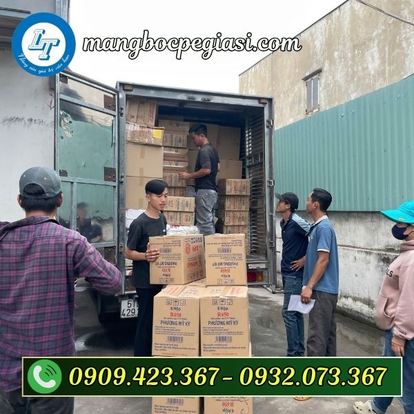 Giao màng bọc thực phẩm cho khách Giao màng bọc thực phẩm cho khách